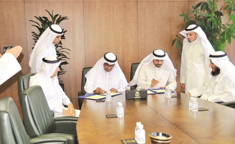 محمد الجبري وعبدالرحمن النمش خلال توقيع الاتفاقية ﻿