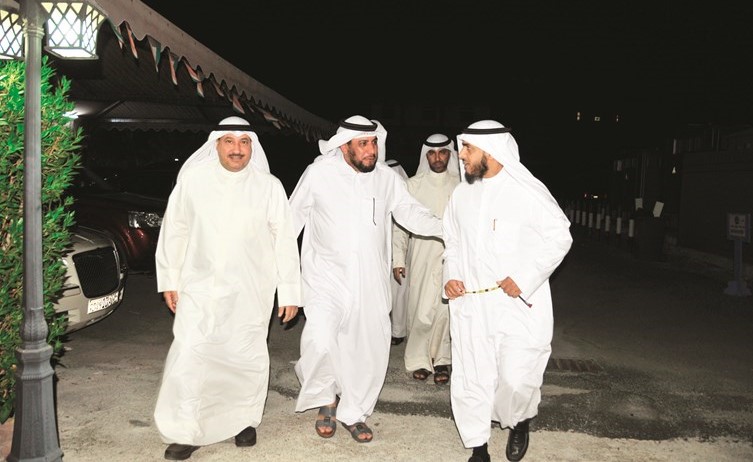 خليف الأذينة ومحمد المطيري خلال الجولة على مقار عدد من حملات الحج﻿
