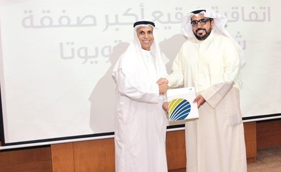 شاهين الغانم ومبارك الساير بعد توقيع الاتفاقية ﻿