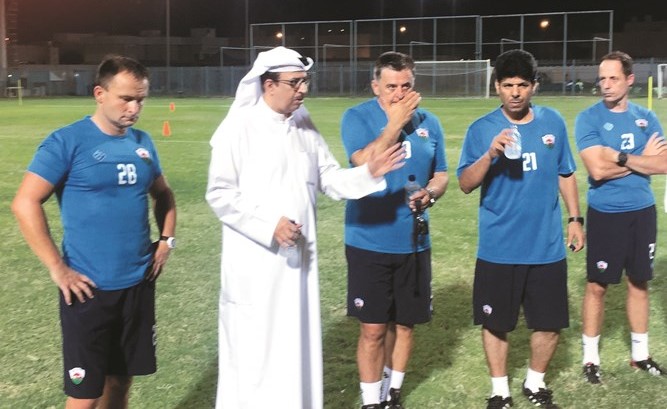 دهام الشمري يتحدث للاعبين بحضور بونياك واعضاء الجهاز الفني﻿