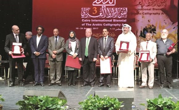 الفنان فريد العلي مع عدد من المكرمين خلال الملتقى﻿