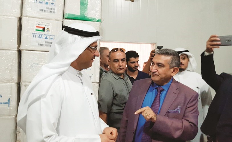 القنصل العام د.عمر الكندري والمسؤولون في الموصل أثناء عملية توزيع المساعدات الطبية﻿