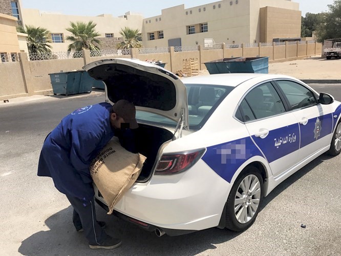 العامل يضع كيس مواد تموينية﻿