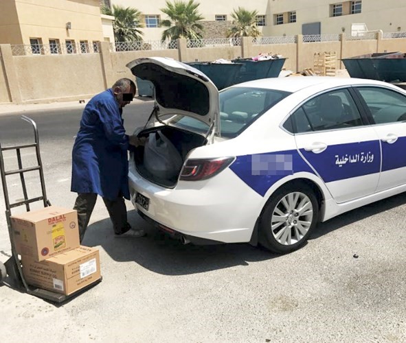 العامل يستعد لإدخال المواد التموينية داخل سيارة الداخلية وتبدو مراحل وضع تلك الأغراض كما جاء في وسائل التواصل﻿