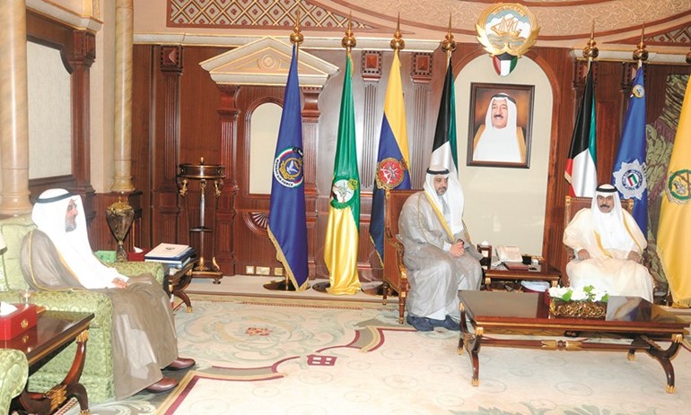 سمو ولي العهد الشيخ نواف الأحمد مستقبلا الشيخ محمد العبدالله وم.عبدالرحمن المطوع﻿