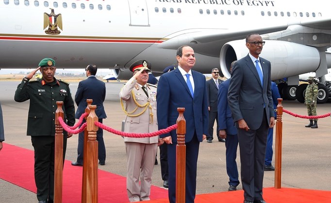 الرئيس الروندي بول كاجامي مستقبلا الرئيس عبد الفتاح السيسي في مطار كيجالي﻿