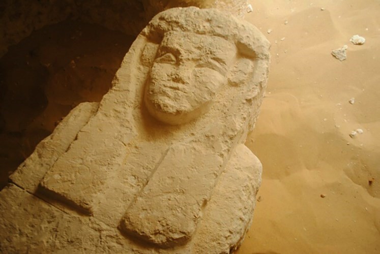 تابوت مكتشف باحدى المقابر الثلاث يعود لنحو 2000 عام	(أ.ف.پ)﻿