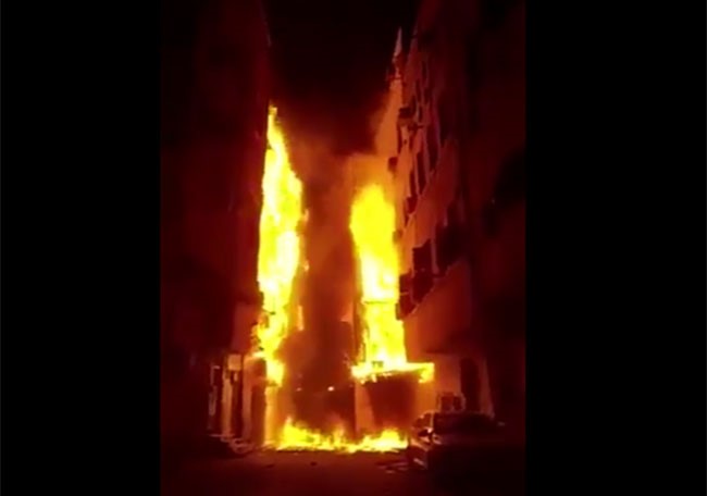 بالفيديو.. اندلاع حريق هائل في المنطقة التاريخية بجدة
