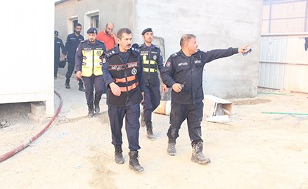 ٧ فرق إطفاء أخمدت حريق مستودع في منطقة ميناء عبدالله الصناعية