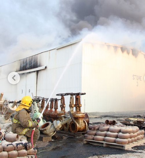 ٧ فرق إطفاء أخمدت حريق مستودع في منطقة ميناء عبدالله الصناعية
