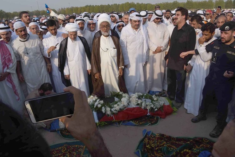الشيخ محمد العبدالله وعدنان نجل الفنان الراحل وحشود كبيرة يصلون على جثمان فقيد الكويت الكبير	 (ريليش كومار)