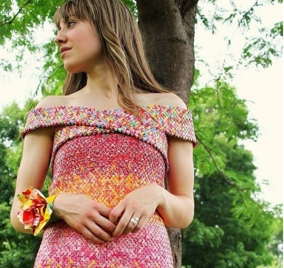 امرأة تمضي 4 سنوات في صناعة فستان من مغلفات السكاكر