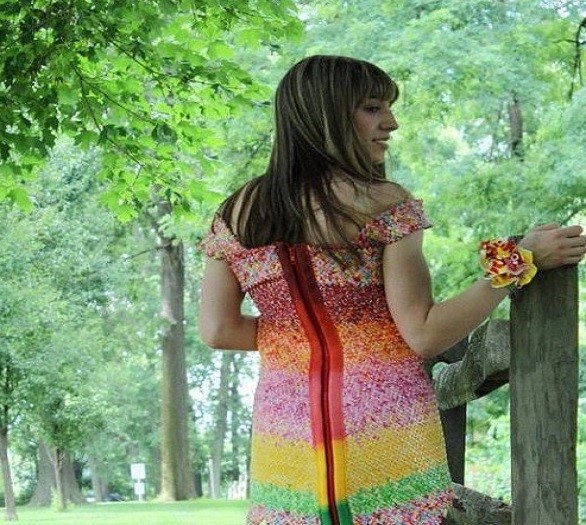 امرأة تمضي 4 سنوات في صناعة فستان من مغلفات السكاكر