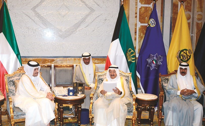 صاحب السمو الامير الشيخ صباح الاحمد خلال استقباله وزير خارجية قطر بحضور سمو ولي العهد الشيخ نواف الأحمد ﻿