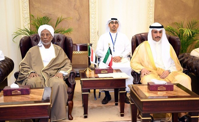 رئيس مجلس الأمة مرزوق الغانم خلال استقباله رئيس المجلس الوطني السوداني إبراهيم أحمد عمر﻿