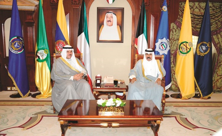 سمو ولي العهد الشيخ نواف الأحمد خلال استقباله الشيخ سلمان الحمود﻿