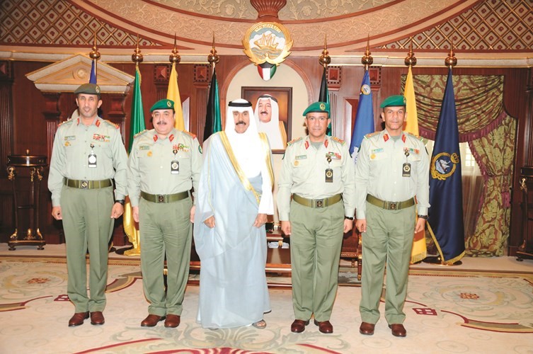  سمو ولي العهد الشيخ نواف الأحمد متوسطا وكيل وقيادات الحرس الوطني﻿