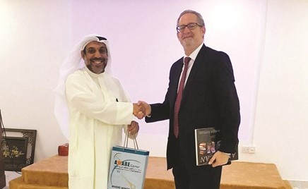 السفير لورانس سيلفرمان مع ابراهيم العدساني ﻿