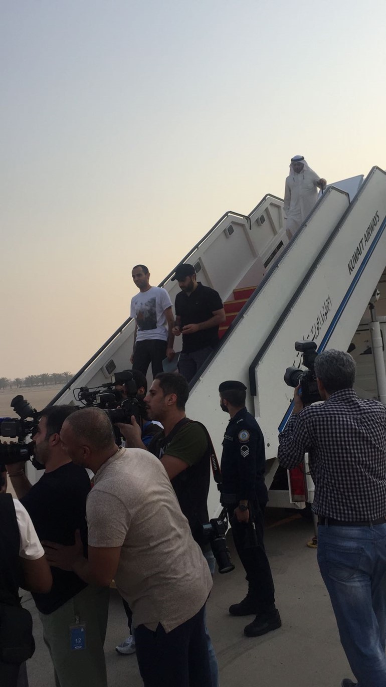 براك الحسيني شقيق الشيخ فهد الحسيني اثناء مغادرته الطائرة