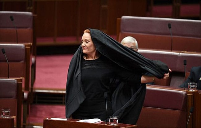 بالصور.. نائبة أسترالية مناهضة للإسلام ترتدي النقاب وتخلعه في البرلمان