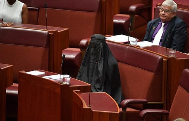 بالصور.. نائبة أسترالية مناهضة للإسلام ترتدي النقاب وتخلعه في البرلمان