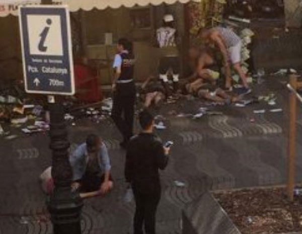 الشرطة الإسبانية: هجوم إرهابي بسيارة فان يوقع قتيلين وعشرات المصابين في برشلونة