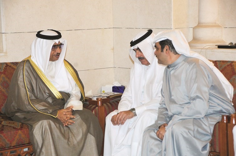 سمو رئيس مجلس الوزراء الشيخ جابر المبارك في حديث مع أبناء الفقيد عدنان وبشار﻿