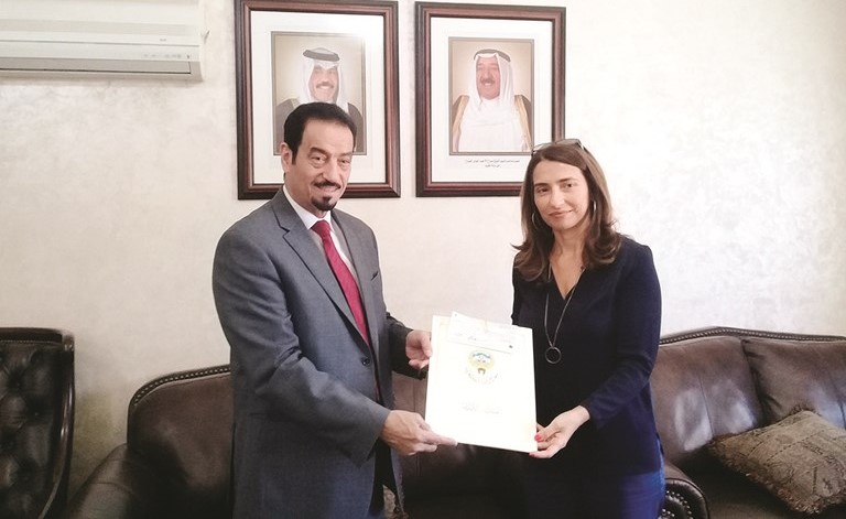 السفير د.حمد الدعيج يقدم شيك التبرع الى ماريا محمدي﻿