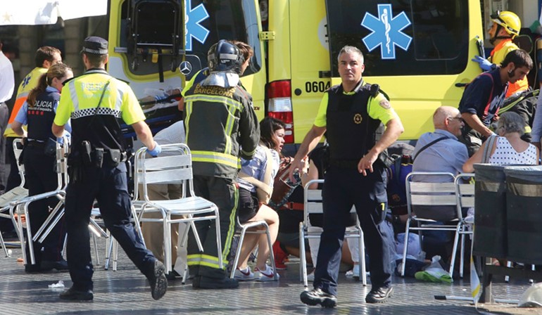 عربات الاسعاف خلال عملية انقاذ المصابين أمس	 (أ.پ)