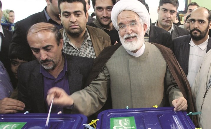 صورة ارشيفية لادلاء مهدي كروبي بصوته بمركز اقتراع في طهران في يونيو2009	(ا.ف.پ)﻿