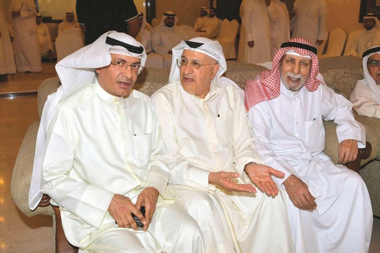 إبراهيم الصلال وعلي الريس يقدمان واجب العزاء﻿