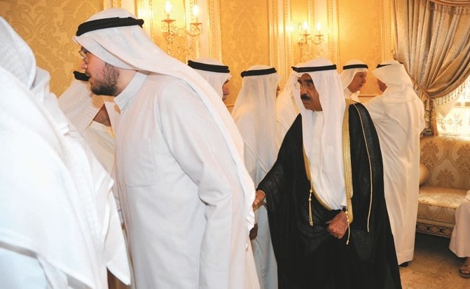 الشيخ فيصل السعود يقدم التعازي لأسرة الحسيني						(عادل سلامة)﻿
