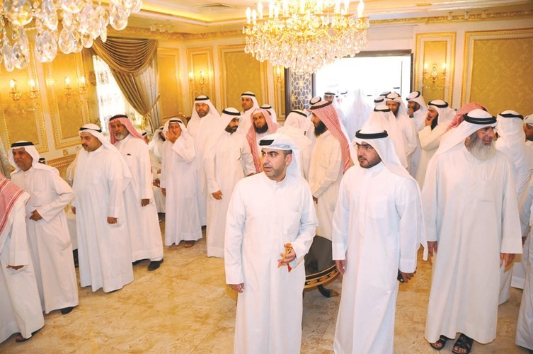 د.عبدالكريم الكندري بين المعزين﻿