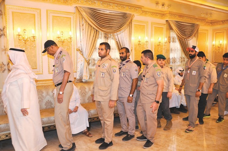 أفراد من الكشافة يقدمون واجب العزاء في الشهيد فهد الحسيني﻿