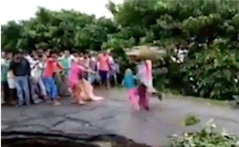 فيديو مروع: موت أم وطفلتها أثناء انهيار جسر في فيضان بالهند.. شاهد: ما حدث للأب؟