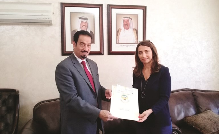 السفير د.حمد الدعيج يسلم ماريا محمدي التبرع الكويتي﻿