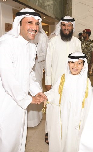 رئيس مجلس الأمة مرزوق الغانم مع عبدالمحسن ابن الشهيد فهد الحسيني﻿