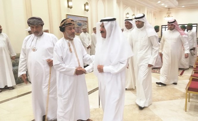 السفير الكويتي في سلطنة عمان عند وصوله لعزاء بوعدنان﻿