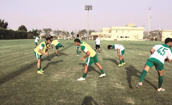 لاعبو العربي خلال عملية الإحماء قبل مواجهة فريق جينيس﻿