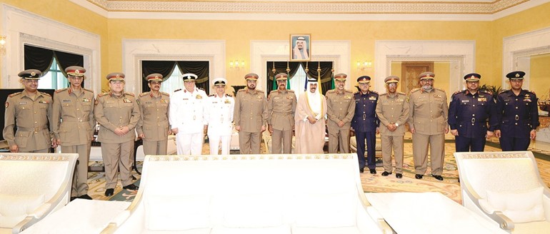 سمو ولي العهد الشيخ نواف الأحمد مستقبلا رئيس الأركان الفريق الركن محمد الخضر ونائب رئيس الأركان الفريق الركن الشيخ عبدالله النواف وكبار القادة في الجيش ﻿