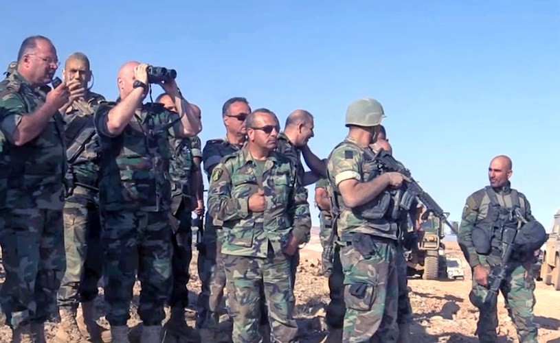 قائد الجيش العماد جوزيف عون خلال تفقده مواقع قواته في جرود رأس بعلبك(محمود الطويل)﻿