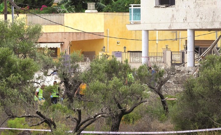 المنزل الذي قامت الشرطة الكاتالونية بتفتيشه امس وعثرت بداخله على اسطوانات الغاز(أ.ف.پ)﻿