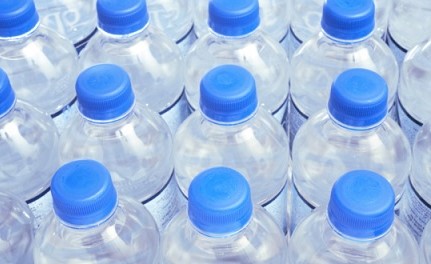 لأول مرة.. مبيعات زجاجات المياه تتخطى المشروبات الغازية في بريطانيا