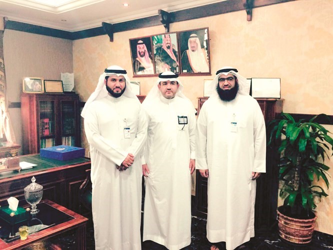 سطام المزين وعبدالرحمن المطيري خلال اللقاء مع وكيل وزارة الحج والعمرة في السعودية محمد البيجاوي﻿