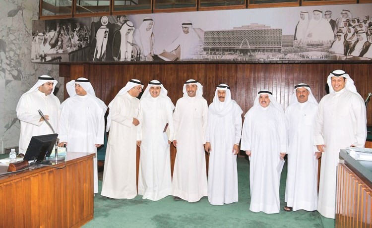 مهلهل الخالد وم.أحمد المنفوحي يتوسطان مشعل الجويسري وأسامة العتيبي ود.منصور الخرينج ومحمد المعجل ويوسف الصقعبي وعادل الميع﻿