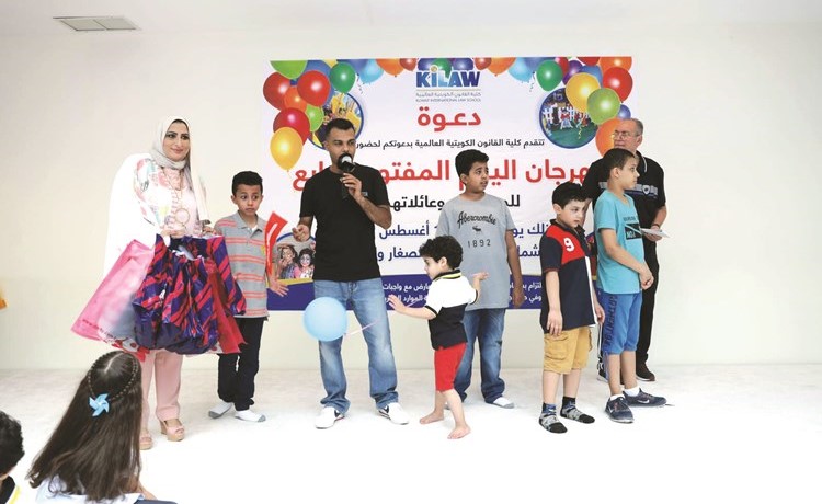 أحمد القديري يقدم مسابقة للأطفال ونادرة الغاشم تشارك في تقديم الهدايا﻿