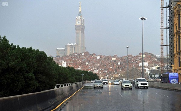 بالفيديو والصور.. أمطار متفرقة تهطل على مكة المكرمة