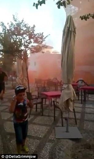بالفيديو.. عقب هجوم "برشلونة" الداعشي.. شاهد ماذا فعل أسبانيون بمسجد في إشبيلية!
