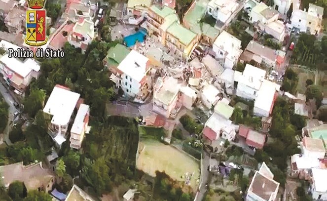 صورة مأخوذة من فيديو للشرطة الإيطالية تظهر الأضرار في المباني على الجزيرة عقب الزلزال أمس الأول	(أ.ف.پ)﻿
