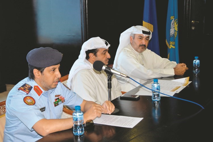 العميد ركن لافي العازمي والمتحدثون خلال اللقاء﻿